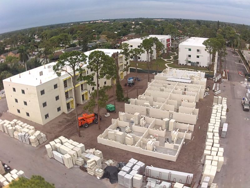 Renco’s modular building blocks constructing a 96-unit building in Florida.
